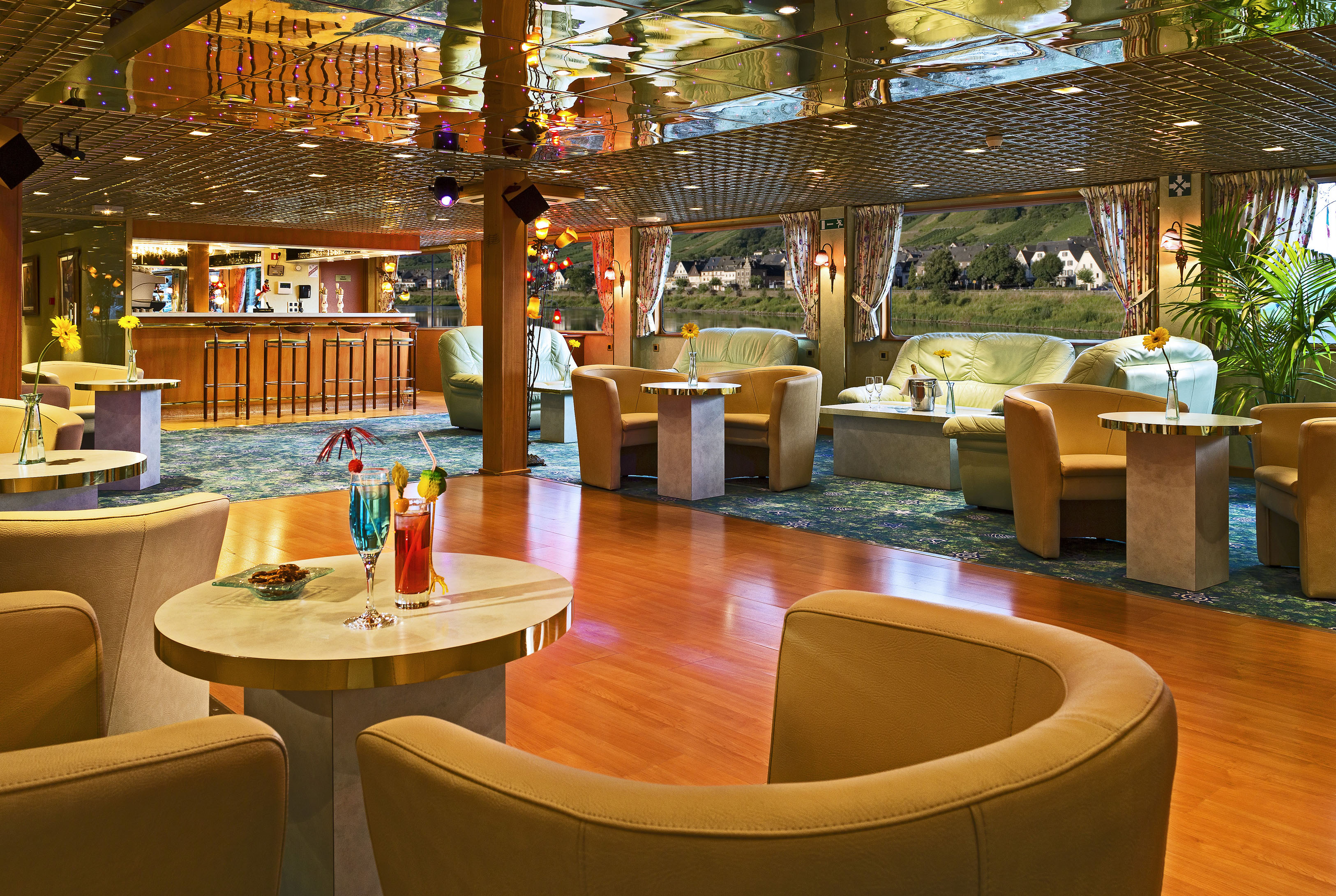 CroisiEurope MS Beethoven Lounge Bar 1.jpg